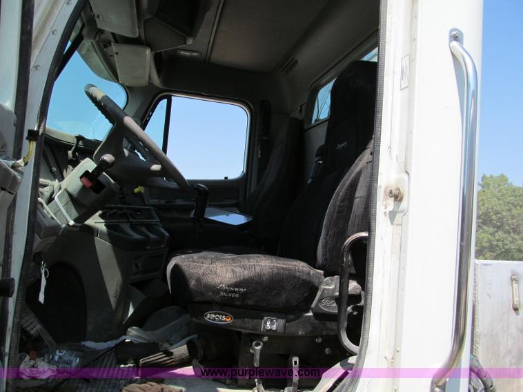 image for item E2098 2005 Freightliner Columbia CL120 semi truck