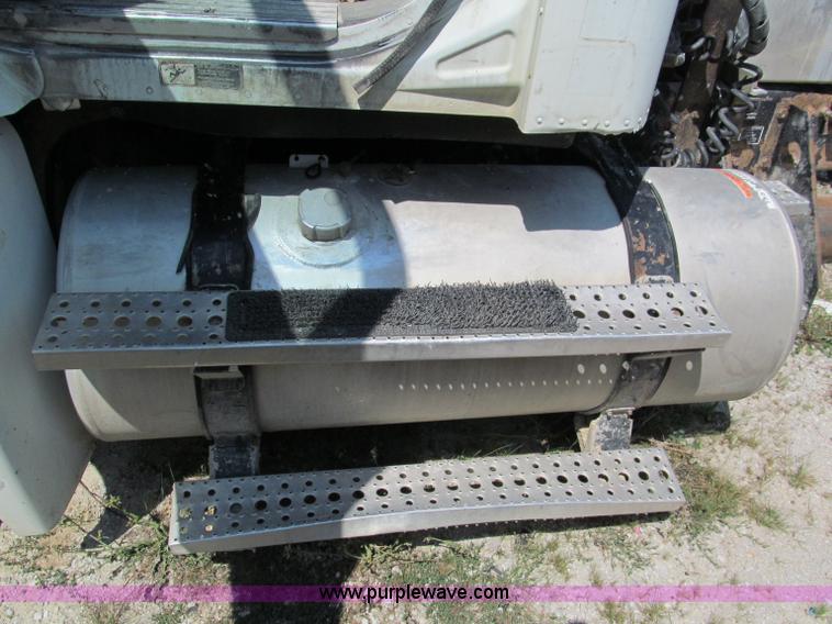 image for item E2098 2005 Freightliner Columbia CL120 semi truck