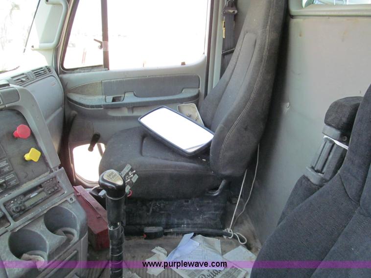 image for item E2098 2005 Freightliner Columbia CL120 semi truck