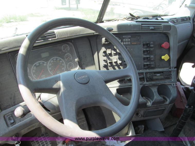 image for item E2098 2005 Freightliner Columbia CL120 semi truck