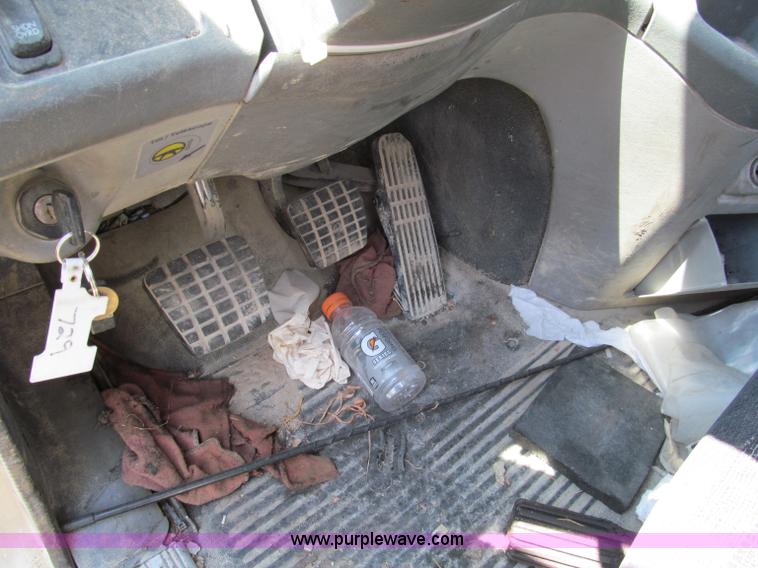 image for item E2098 2005 Freightliner Columbia CL120 semi truck