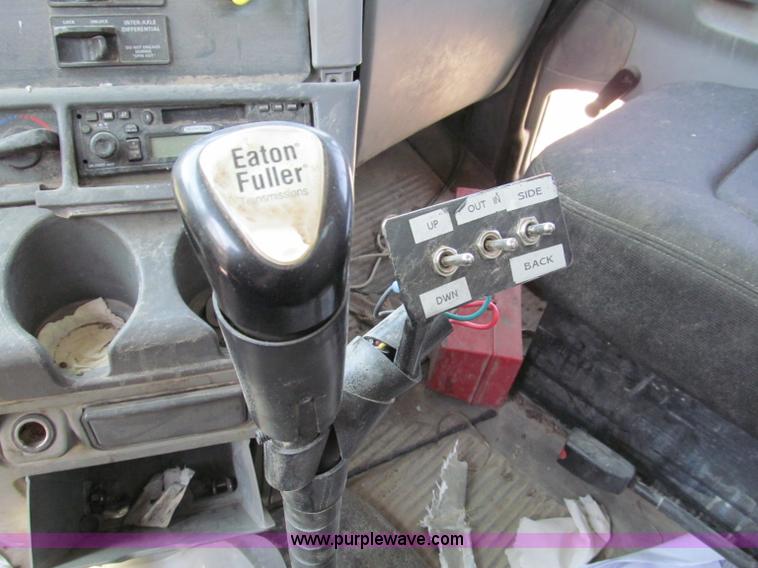 image for item E2098 2005 Freightliner Columbia CL120 semi truck