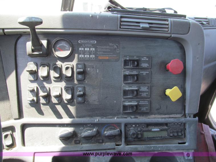 image for item E2098 2005 Freightliner Columbia CL120 semi truck