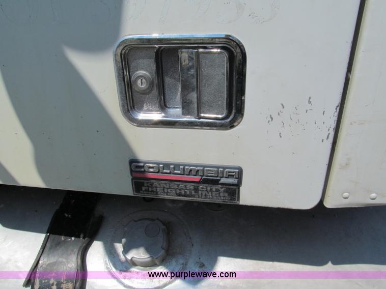 image for item E2098 2005 Freightliner Columbia CL120 semi truck
