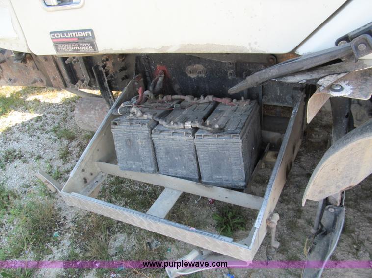 image for item E2098 2005 Freightliner Columbia CL120 semi truck