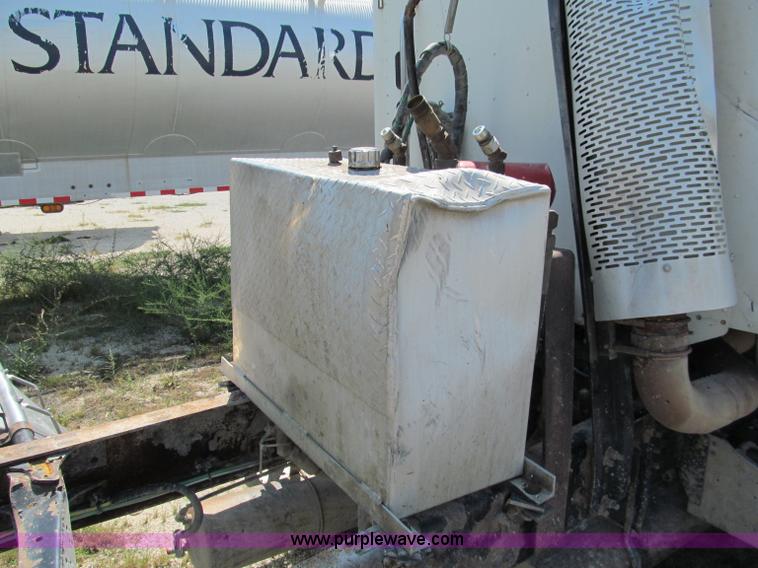 image for item E2098 2005 Freightliner Columbia CL120 semi truck