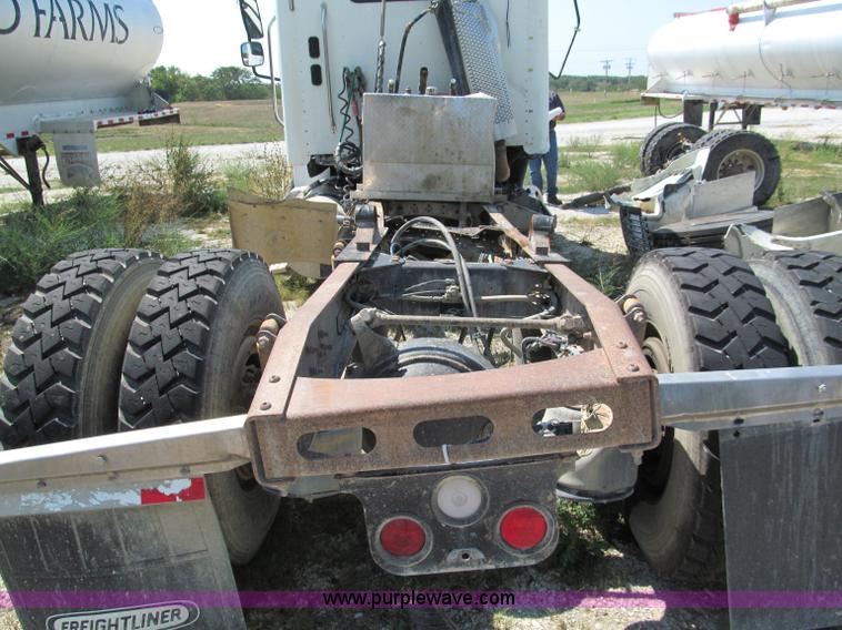 image for item E2098 2005 Freightliner Columbia CL120 semi truck