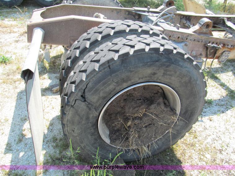 image for item E2098 2005 Freightliner Columbia CL120 semi truck