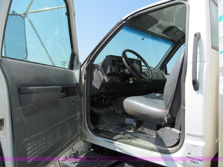 image for item E2101 1999 GMC C6500 box truck
