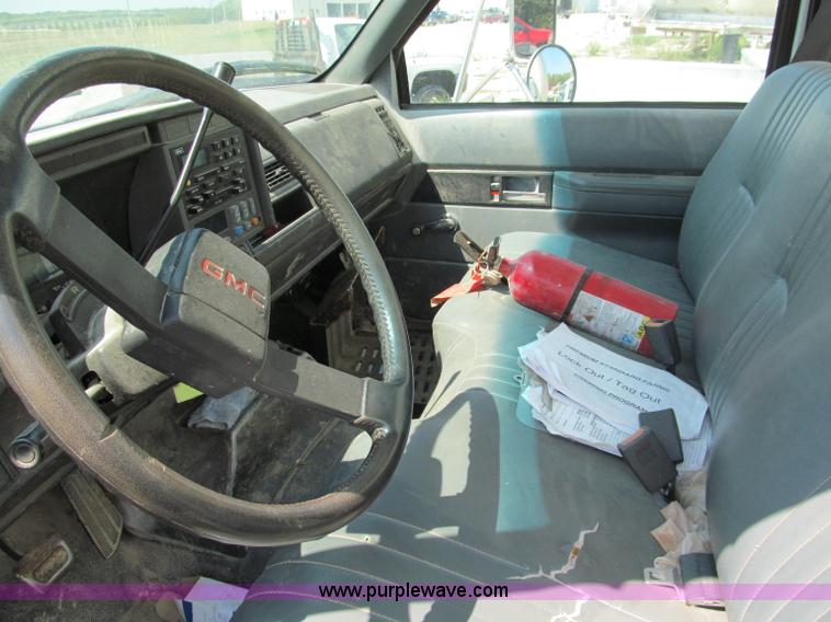 image for item E2101 1999 GMC C6500 box truck