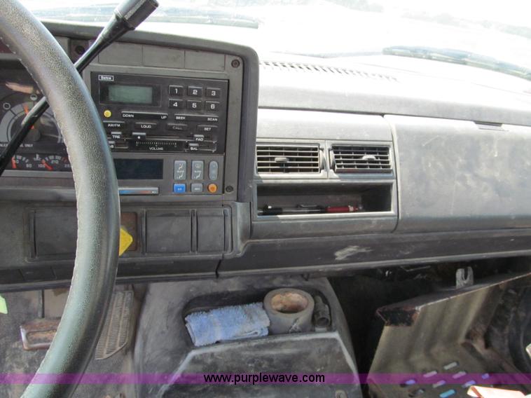 image for item E2101 1999 GMC C6500 box truck