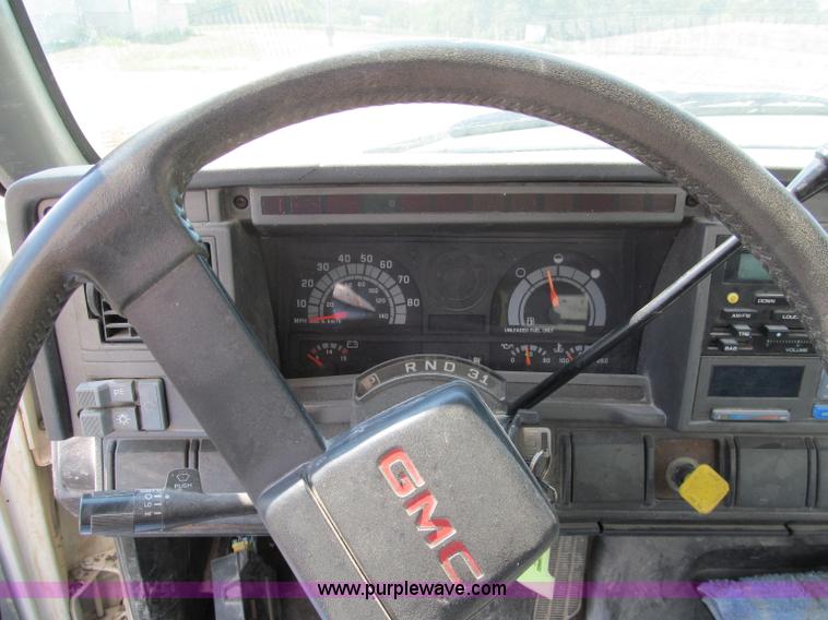 image for item E2101 1999 GMC C6500 box truck