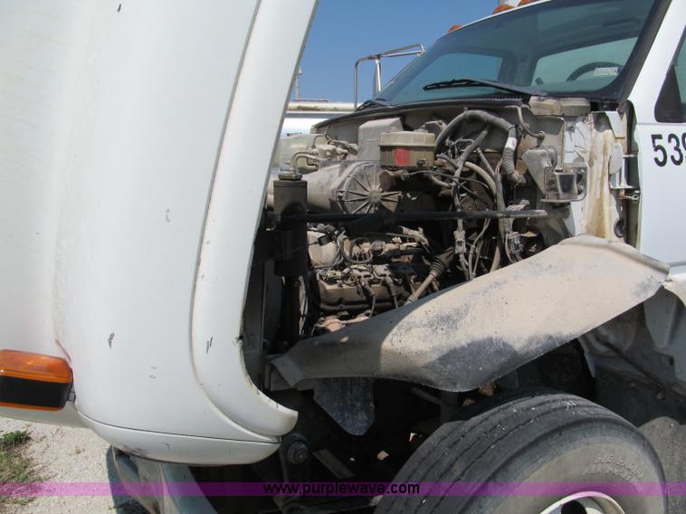 image for item E2101 1999 GMC C6500 box truck