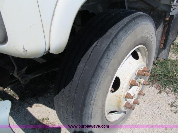 image for item E2101 1999 GMC C6500 box truck