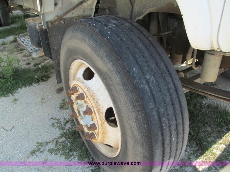 image for item E2101 1999 GMC C6500 box truck