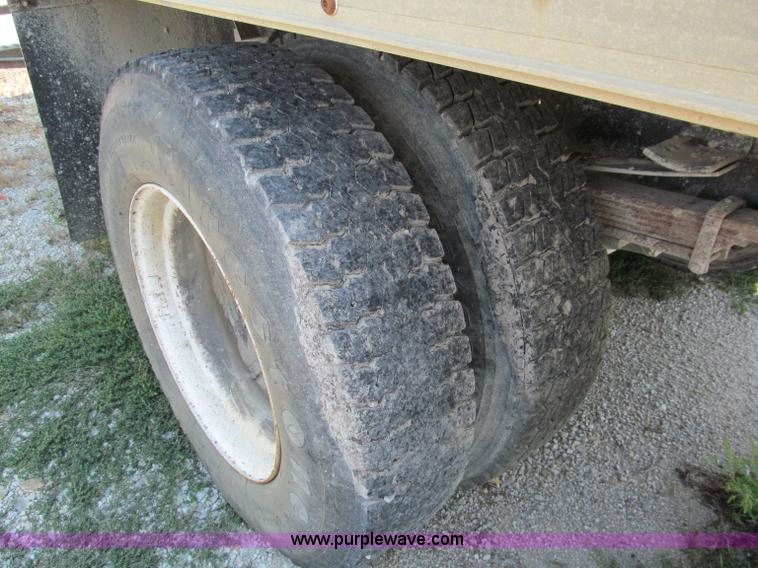 image for item E2101 1999 GMC C6500 box truck