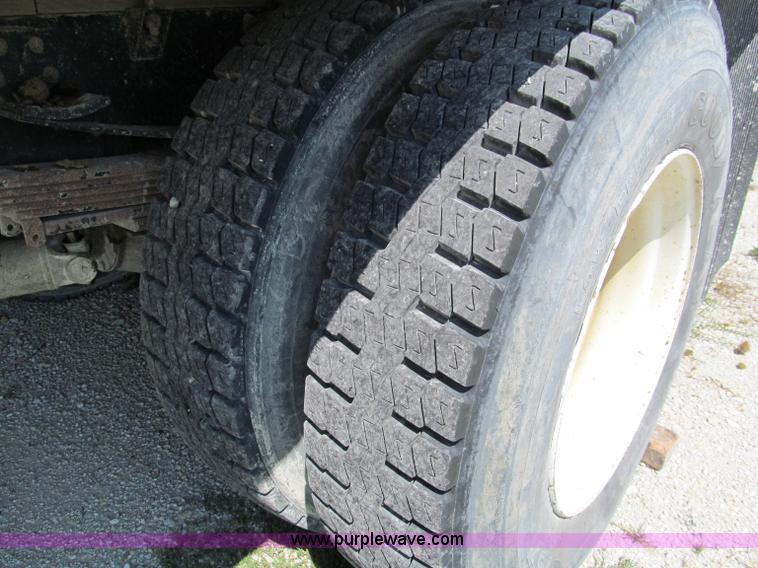 image for item E2101 1999 GMC C6500 box truck