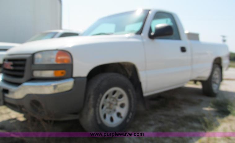 image for item E2103 2005 GMC Sierra K1500 pickup truck