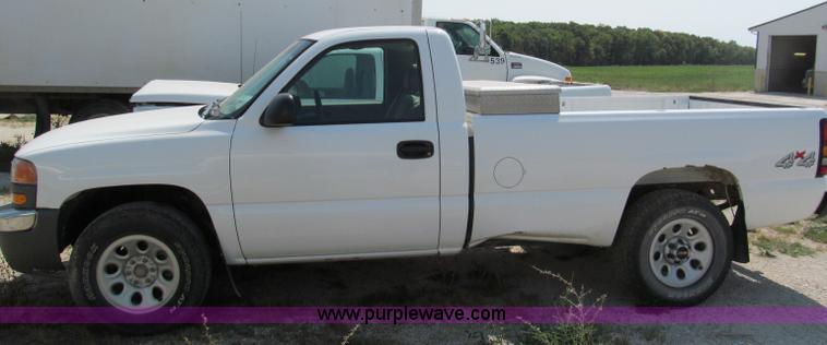 image for item E2103 2005 GMC Sierra K1500 pickup truck
