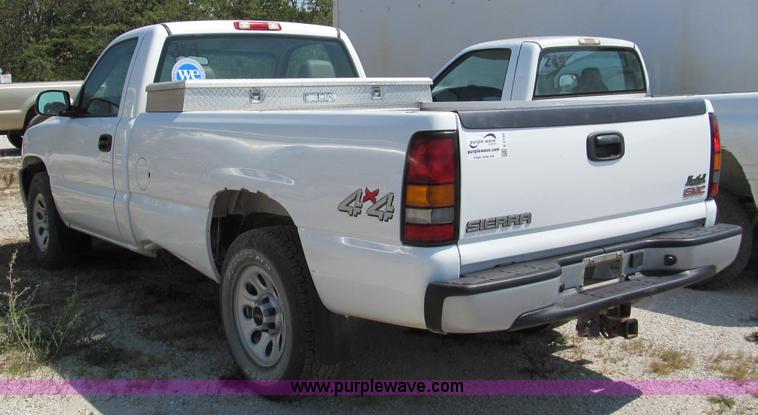 image for item E2103 2005 GMC Sierra K1500 pickup truck