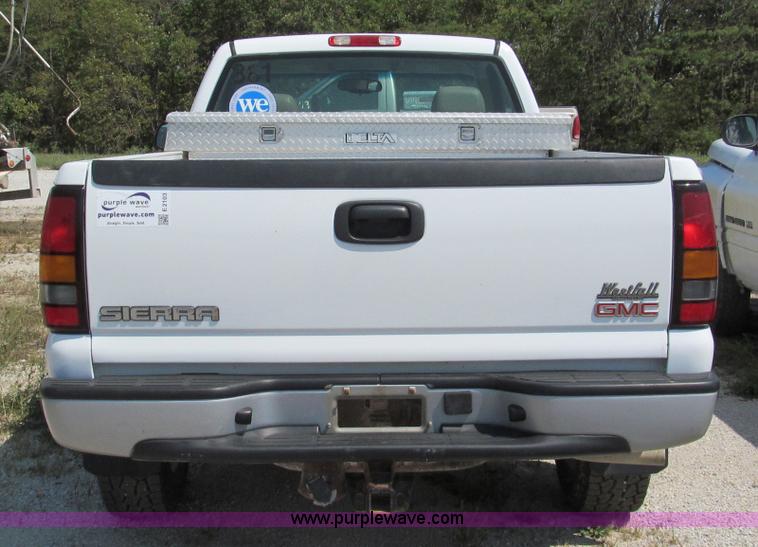 image for item E2103 2005 GMC Sierra K1500 pickup truck
