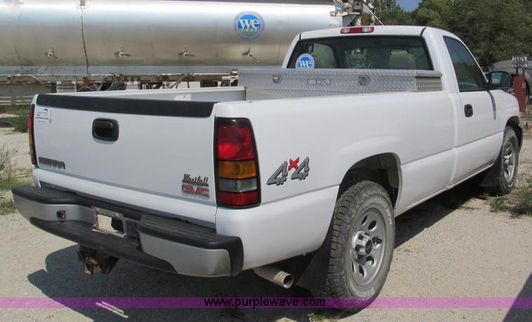 image for item E2103 2005 GMC Sierra K1500 pickup truck