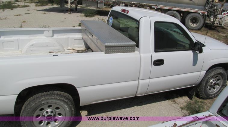 image for item E2103 2005 GMC Sierra K1500 pickup truck