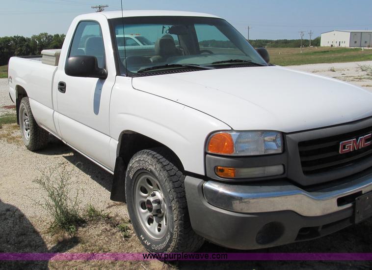image for item E2103 2005 GMC Sierra K1500 pickup truck