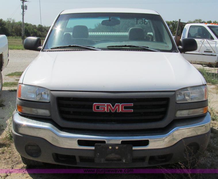 image for item E2103 2005 GMC Sierra K1500 pickup truck