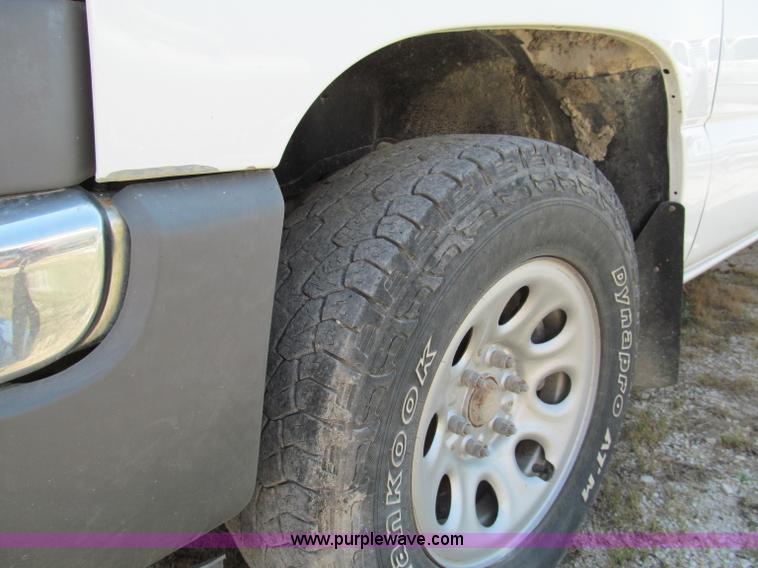 image for item E2103 2005 GMC Sierra K1500 pickup truck