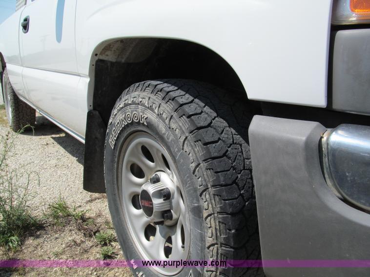 image for item E2103 2005 GMC Sierra K1500 pickup truck