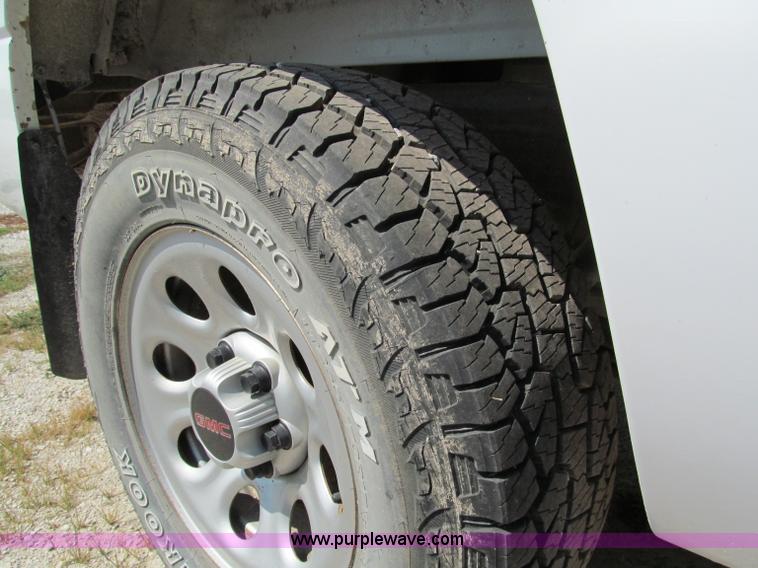 image for item E2103 2005 GMC Sierra K1500 pickup truck