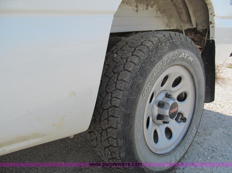 image for item E2103 2005 GMC Sierra K1500 pickup truck