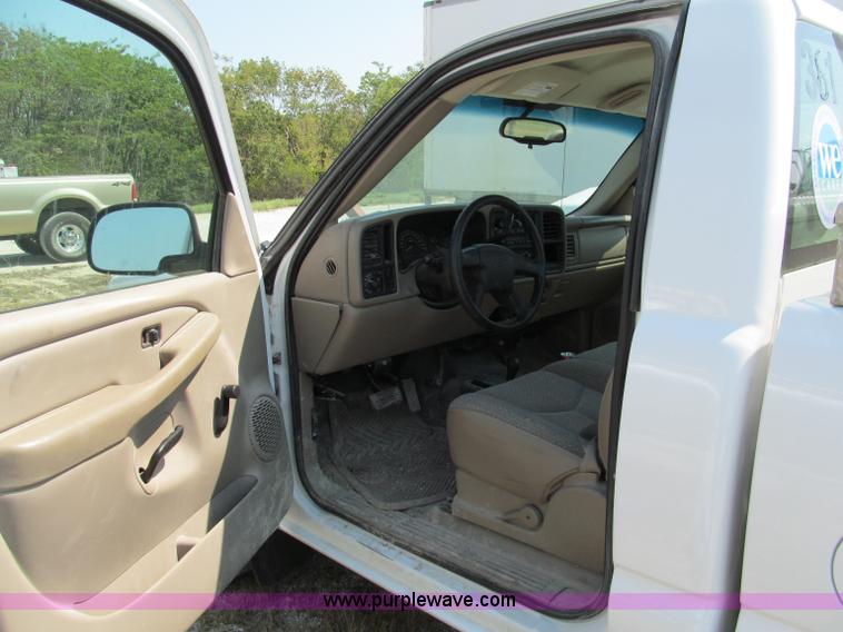image for item E2103 2005 GMC Sierra K1500 pickup truck