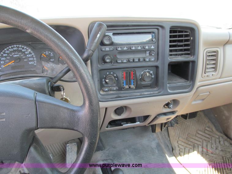 image for item E2103 2005 GMC Sierra K1500 pickup truck