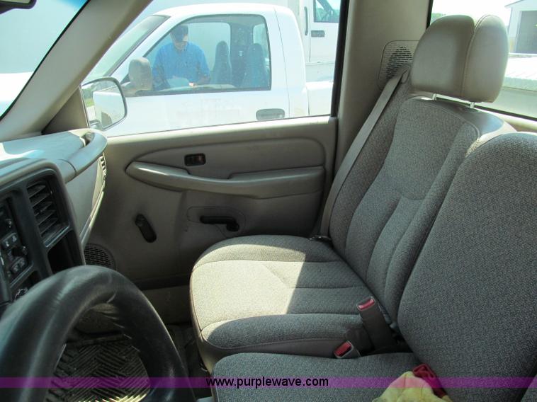 image for item E2103 2005 GMC Sierra K1500 pickup truck