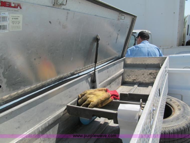 image for item E2103 2005 GMC Sierra K1500 pickup truck