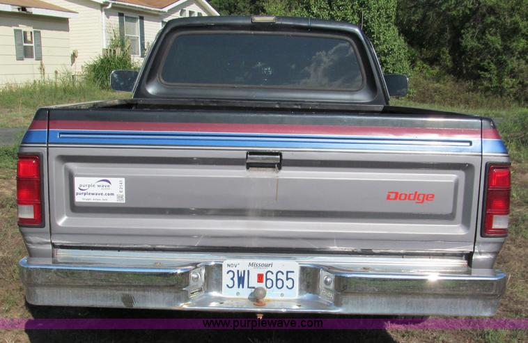 image for item E2141 1988 Dodge Ram D150 pickup truck