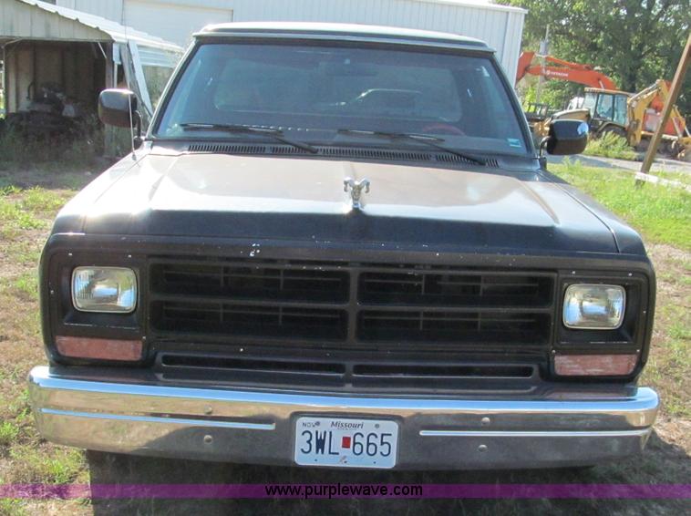 image for item E2141 1988 Dodge Ram D150 pickup truck