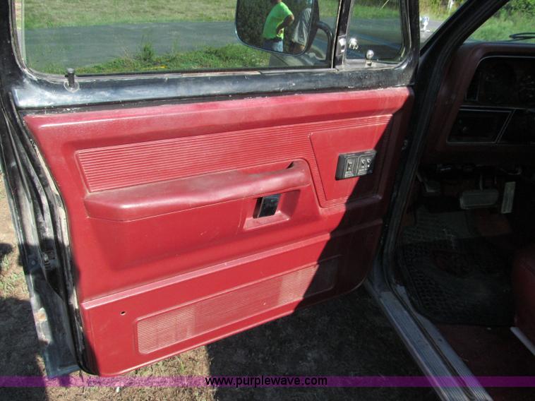 image for item E2141 1988 Dodge Ram D150 pickup truck