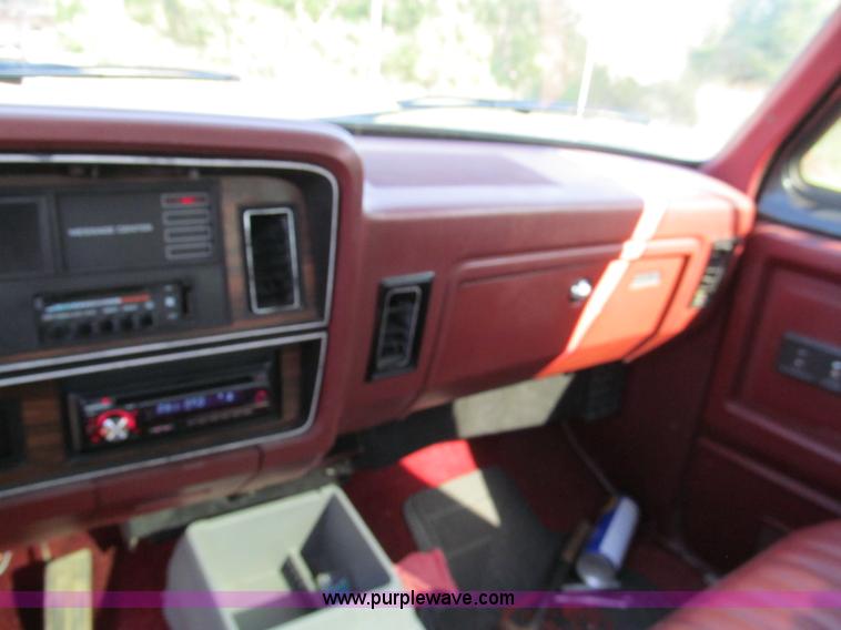image for item E2141 1988 Dodge Ram D150 pickup truck