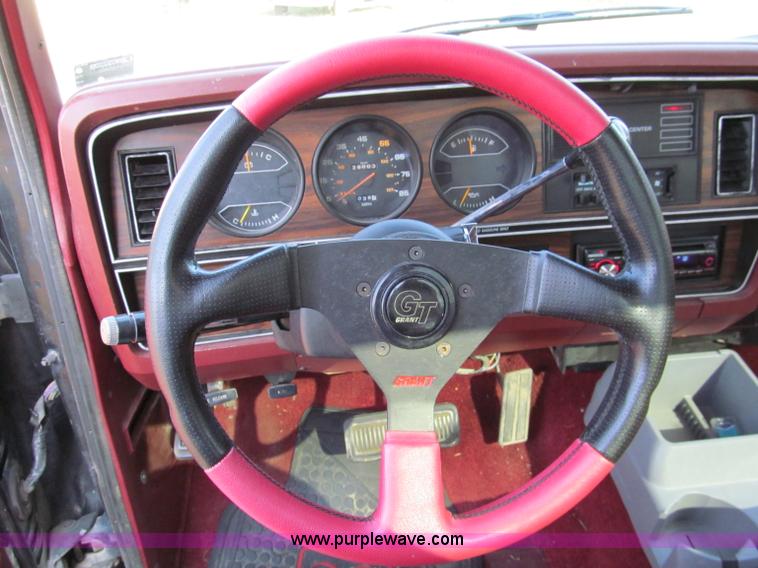 image for item E2141 1988 Dodge Ram D150 pickup truck