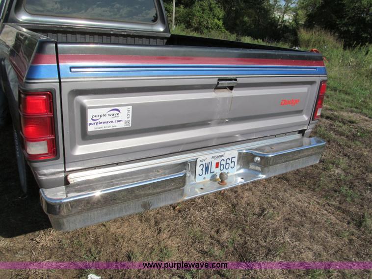 image for item E2141 1988 Dodge Ram D150 pickup truck