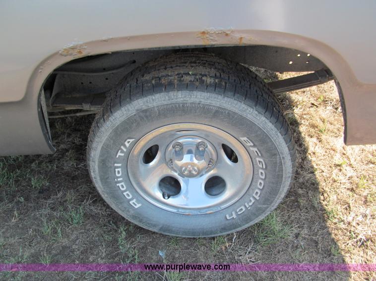 image for item E2141 1988 Dodge Ram D150 pickup truck