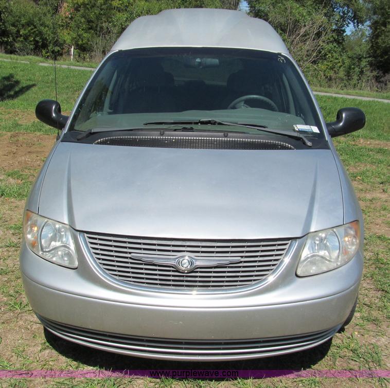image for item E2162 2001 Chrysler Town & Country LX mini van