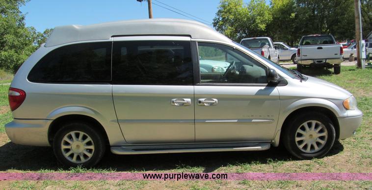 image for item E2162 2001 Chrysler Town & Country LX mini van