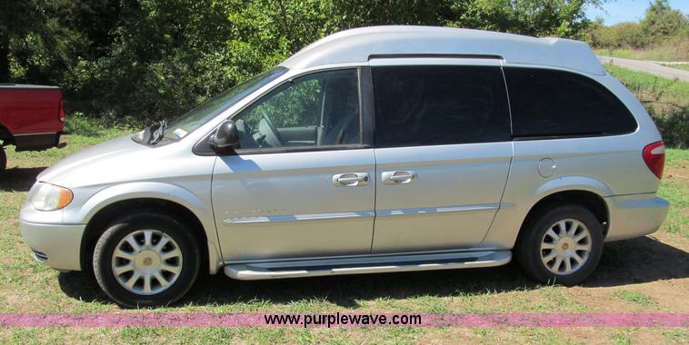 image for item E2162 2001 Chrysler Town & Country LX mini van