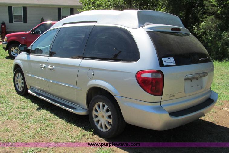 image for item E2162 2001 Chrysler Town & Country LX mini van