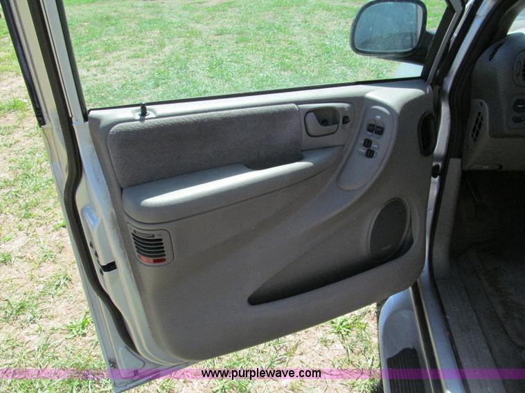 image for item E2162 2001 Chrysler Town & Country LX mini van