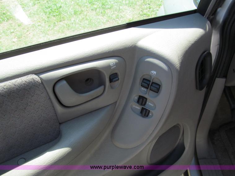 image for item E2162 2001 Chrysler Town & Country LX mini van